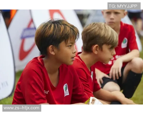 小朋友足球明星海报展现童年梦想与运动激情的完美结合